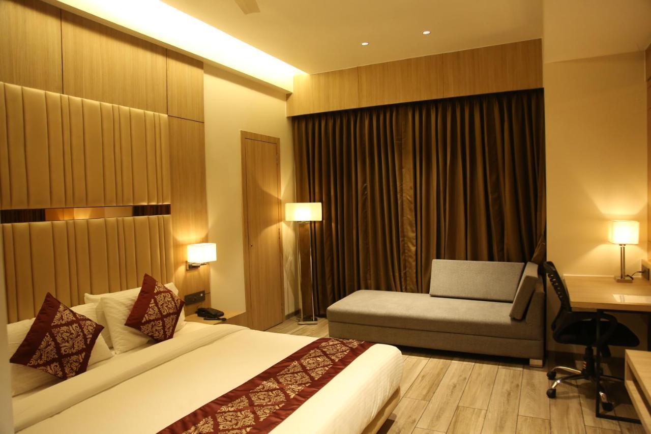 Navsari Nrich Skyotel מראה חיצוני תמונה