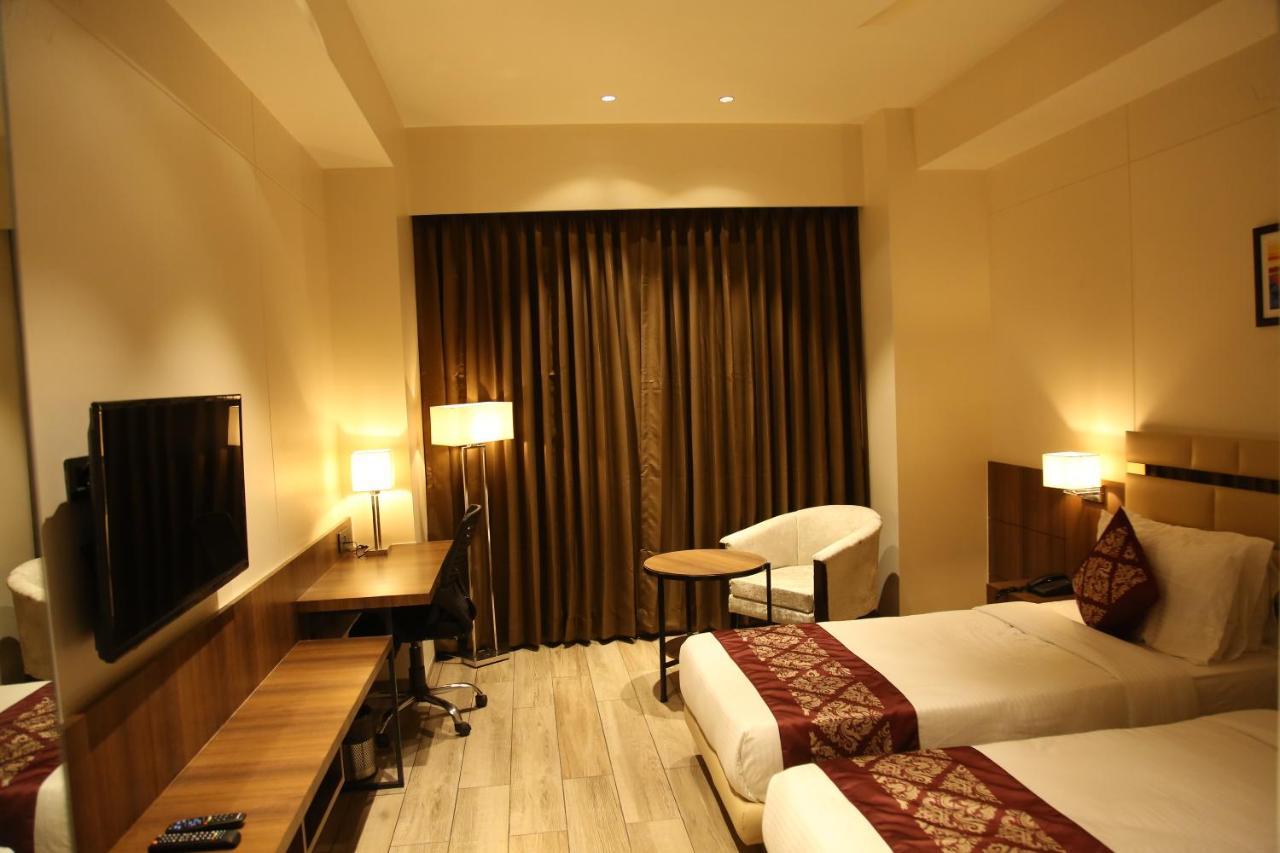 Navsari Nrich Skyotel מראה חיצוני תמונה